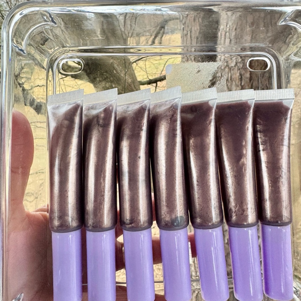 Hydrate lip gloss. Lilac color, retains moisture in the lips with a sweet scent